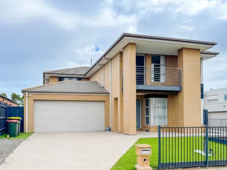 Spacious 4B House in PointCook