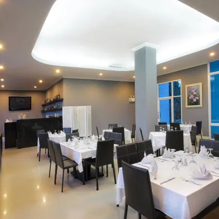 LA VIE EN ROSE HOTEL Отели рядом с достопримечательностью «Музей Уб Кхам»