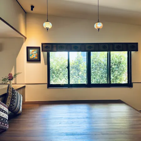 Slow Travel Space for Neighbors
