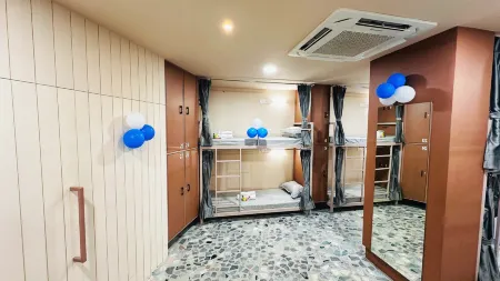 Urban Bunk Beds Отели рядом с достопримечательностью «ISKCON Rajkot, Sri Sri Radha Neelmadhav Dham»