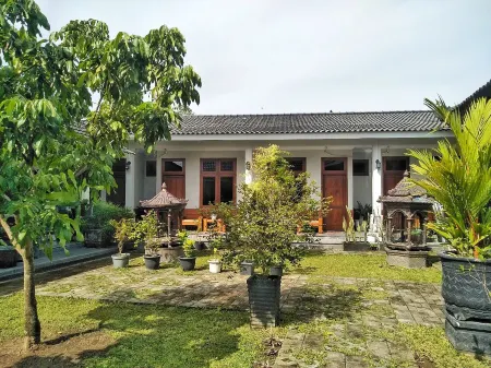 Omah Keniten Yogyakarta Отели рядом с достопримечательностью «Sari Temple»