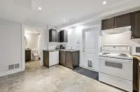 Private 1 bedroom in Brookswood Hotels near Fort Langley