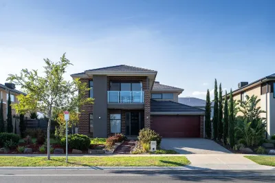 Lux Clyde North Super Spacious Retreat Hotels near BAPS Shri Swaminarayan Mandir,Cranbourne South