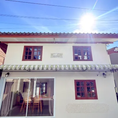 Traditional Thai house Отели рядом с достопримечательностью «Пляж Салад-Бич»