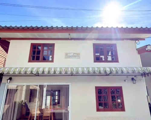 Traditional Thai house 查洛兰海滩附近的飯店