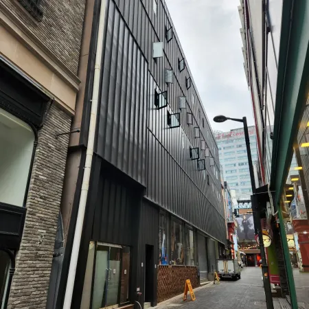 Hotel MyeongdongJang – Steps from Myeongdong Station & Market Отели рядом с достопримечательностью «Торговый центр M Plaza»
