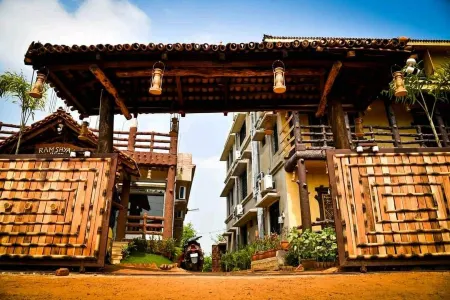 KHOAI VILLAGE RESORT Отели рядом с достопримечательностью «Amar Kutir Shantiniketan»