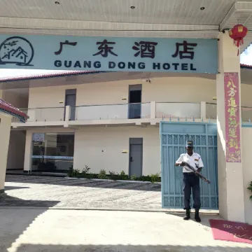GUANGDONG HOTEL Отели рядом с достопримечательностью «Dar Es Salaam War Cemetery»