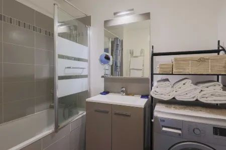 A/C Apartment 2BR/6P - StOuen/Grand Parc Отели рядом с достопримечательностью «Alstom»