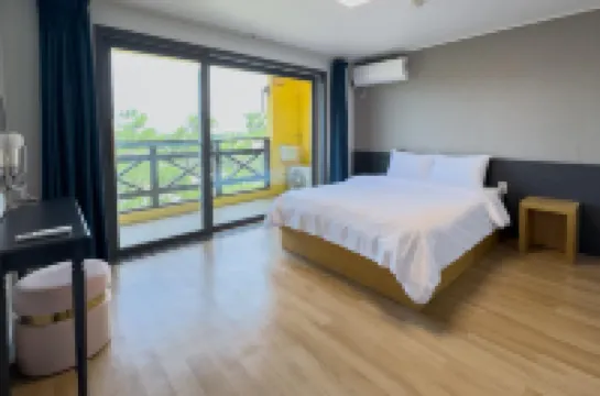 Whinstone Hotel & Resort Hotels near Hyeopjae Beach