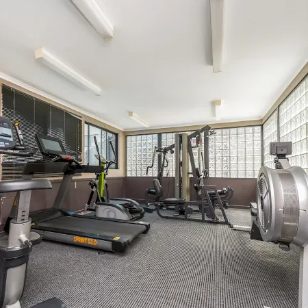 Central East Perth Flat with Pool & Gym Access Отели рядом с достопримечательностью «Площадь Веллингтон»