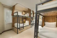 The Oversleep Catba Hostel & Pool Bar - balcone