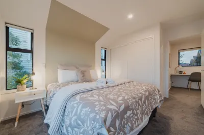 Misty Meadows Manor - Your Urban Oasis Hotels in 
