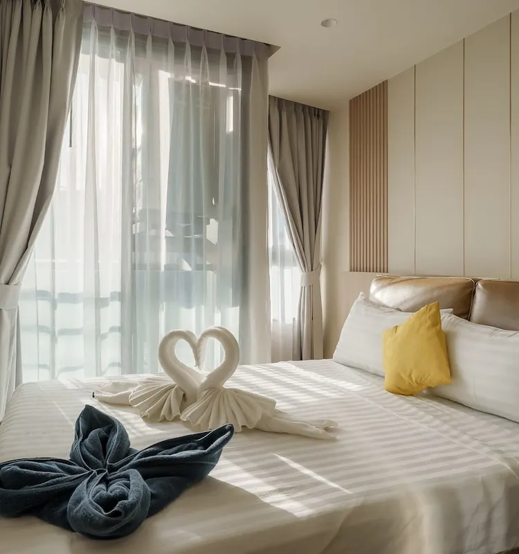 ห้องนอนมาสเตอร์พร้อม 1 เตียงควีน ห้องนอนที่สองพร้อมเตียงเดี่ยว โซฟาเบดคู่ที่ห้องนั่งเล่น