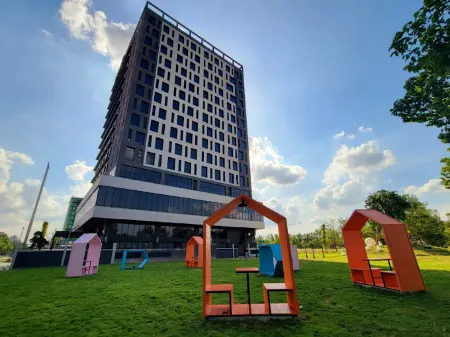 TC Hotel Binh Duong New City Отели рядом с достопримечательностью «Lac Canh Dai Nam Van Hien»