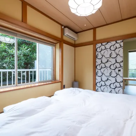 A modern Japanese-style inn with a view of Mt. Omuro｜ An Omuroyama