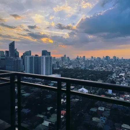 Executive Studio w/ Sunset View – Makati CBD