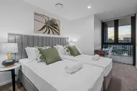 Essentia Surfers Paradise Boutique Apartments - Homestays