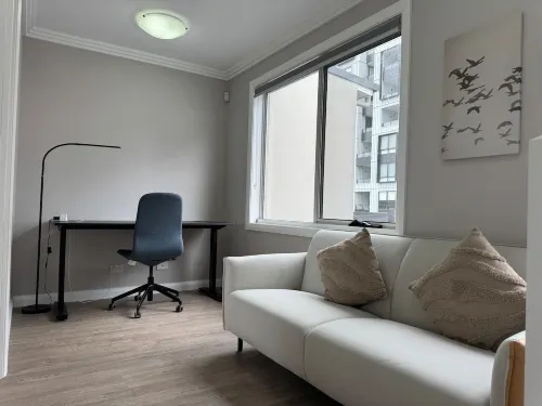Central business district, quiet residential area, walking distance to train station/Westfield - parking