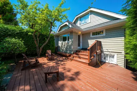 Elegant 3BR W Vancouver near UBC/ Free Parking Отели рядом с достопримечательностью «Нитоб Мемориал Гарден»