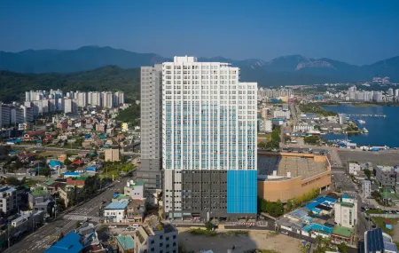 The Hotel Sokcho Отели рядом с достопримечательностью «Sokcho City Museum & Displaced Civilians Folk Village»