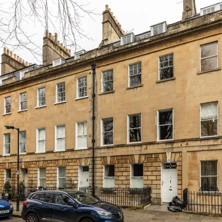 Elegant Georgian Flat in Historic Bath with Garden