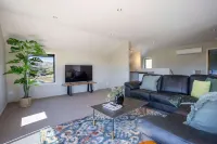 Crystal Waters by Ohana – Tranquil Lake Stay with