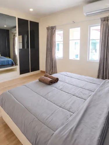 รูปภาพของModern Spacious 3BR House near Airport & Rail Link
