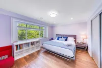 Light‑filled Contemporary 4BR Home | Free Parking - 2 звезды