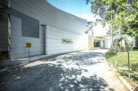 The Woodrose Club Hoteles cerca de Art of Living International Center