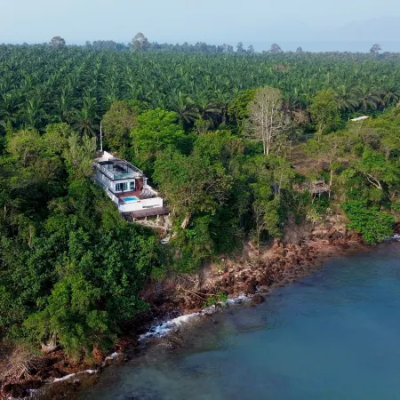 The Munique Cliff House Chumphon - private jacuzzi with beach views