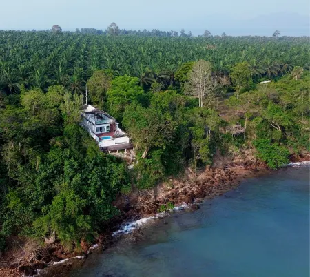 The Munique Cliff House Chumphon - private jacuzzi with beach views