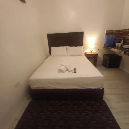 Room 104 Studio-type queen bed nearSM/Robinson pampang Отели рядом с достопримечательностью «Центр изучения капампанганского языка»