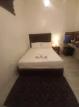 Room 104 Studio-type queen bed nearSM/Robinson pampang