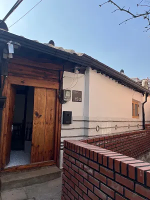 Hanok/Station2min/2BR/5Guests/3Beds/SofaBed/8Table - เพนชั่น