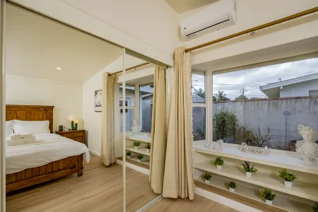 Modern Luxury in San Gabriel Valley Retreat Отели в г. Глендора