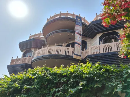 Naari Home Stay Отели рядом с достопримечательностью «Шрай Кришна Джанмастан Темпл»