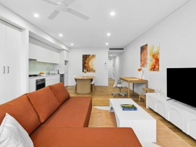 Central art-filled 2 beds with balcony & aircon