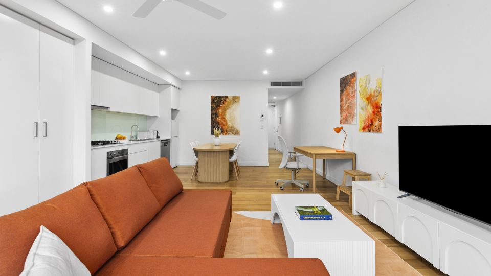 Central art-filled 2 beds with balcony & aircon