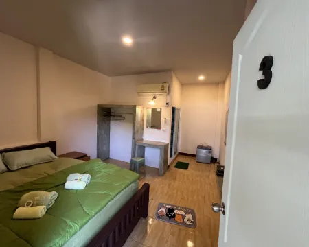 ใบไม้ โรงแรมในเกาะสีชัง