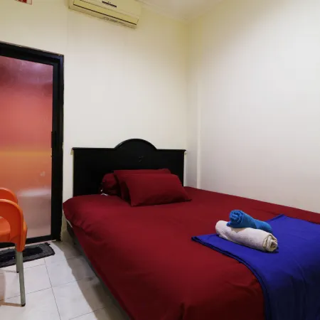 Penginapan Marsya Prima Syariah Отели рядом с достопримечательностью «Торговый центр Cibubur Junction»