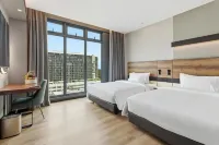 The Everly Lhesson Kuching