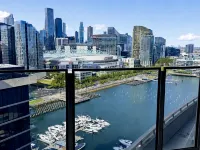 Luxury Waterfront 2BR Designer Apartment | Free Parking | Near Marvel - Pet friendly
