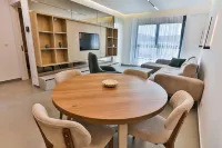 FortunaMax One-Bedroom Apartment with City View - Homestays