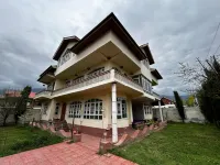 Coachman Homestay - parking