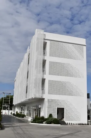 Alto Hotel M Отели рядом с достопримечательностью «Wat Don Kaeo»