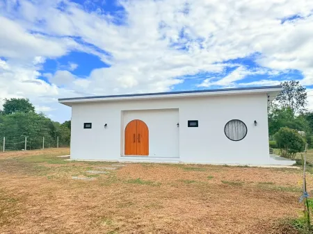 beloved summer at Ratchaburi Отели рядом с достопримечательностью «Wat Chom Bung»