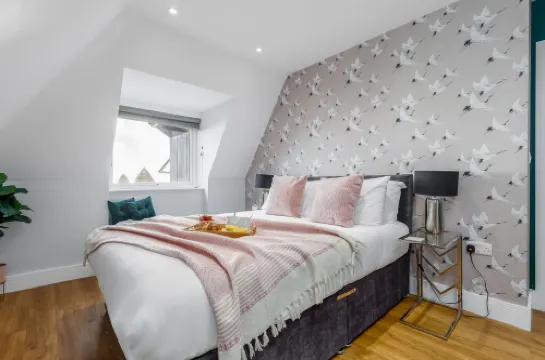 Luxury Penthouse 2-Bed Apt w/ Sea View, Gym & PKG