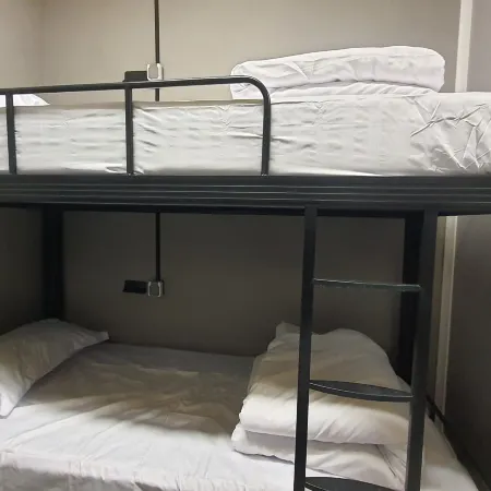 Yellow Monkey Hostel Отели рядом с достопримечательностью «Пляж Пандава»