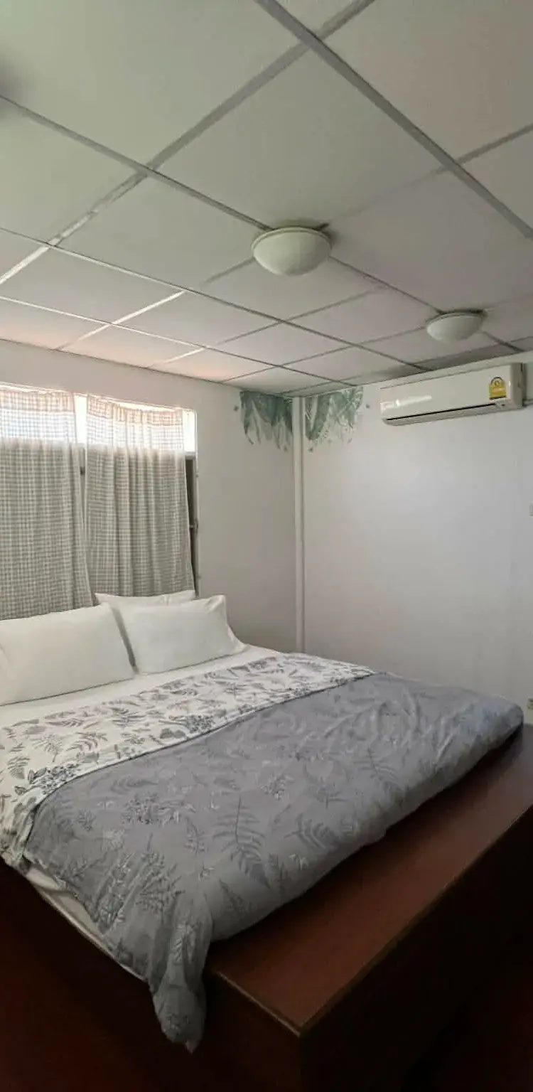 ห้องส่วนตัวเตียงควีนไซส์พร้อมห้องน้ำรวม